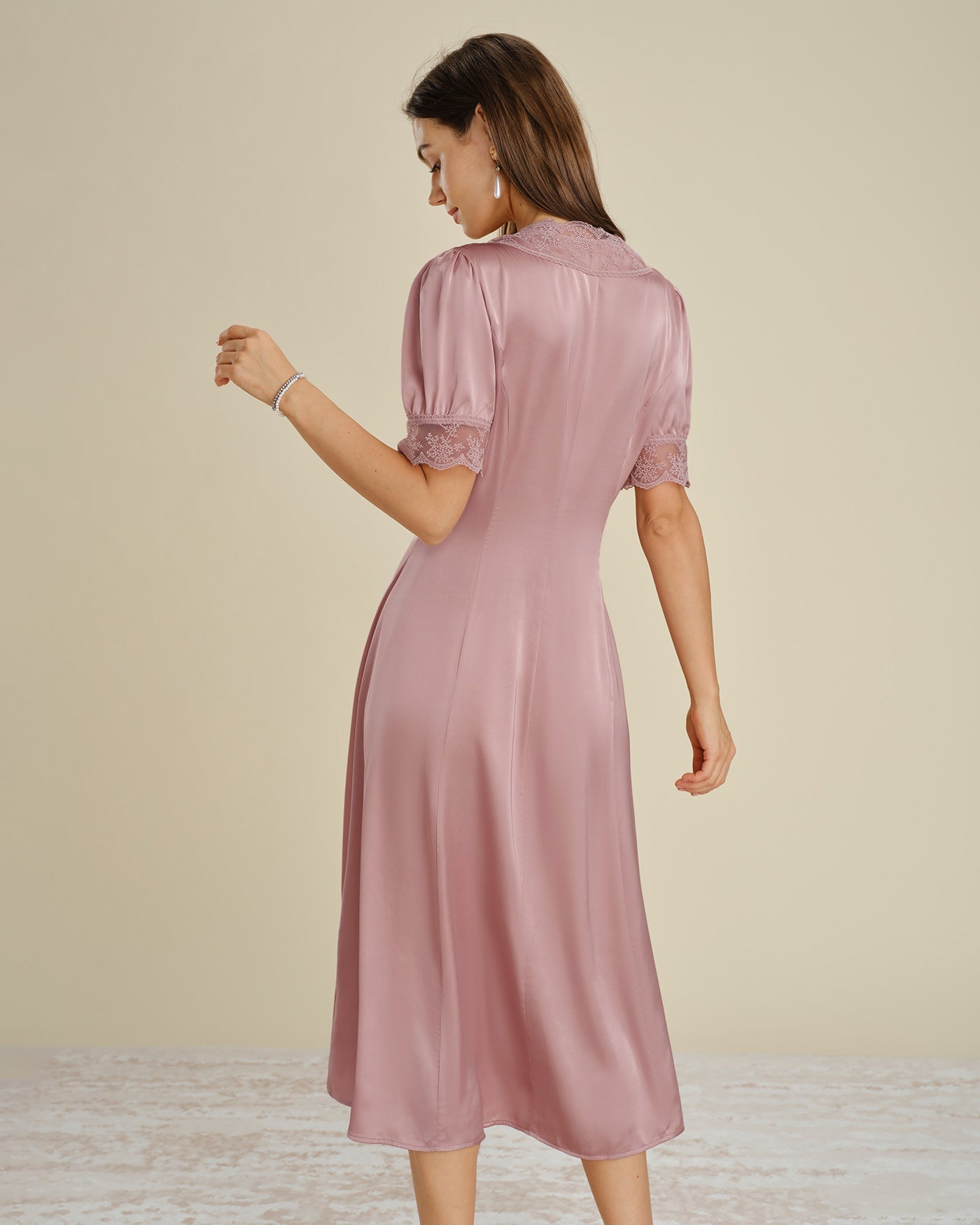Pembe Dantelli Geçişli Saten Midi Elbise