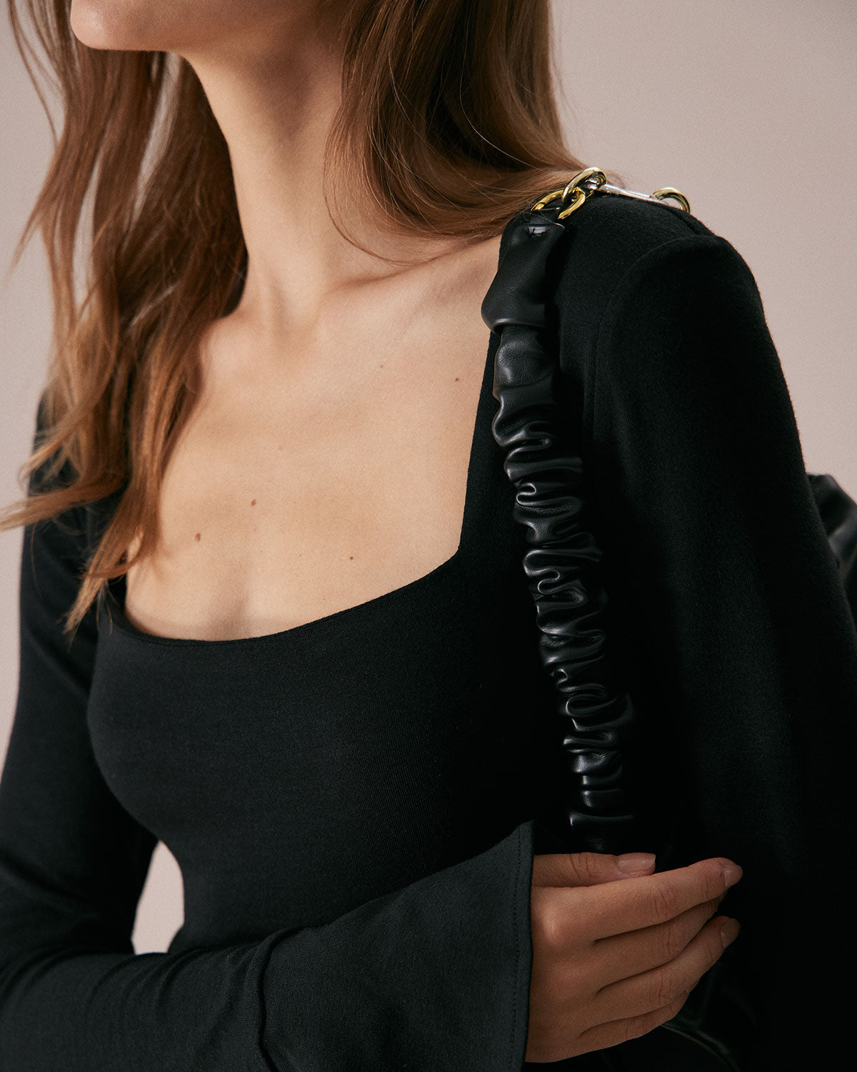 Siyah Kare Yaka Yırtmaçlı Flare Sleeve Tişört