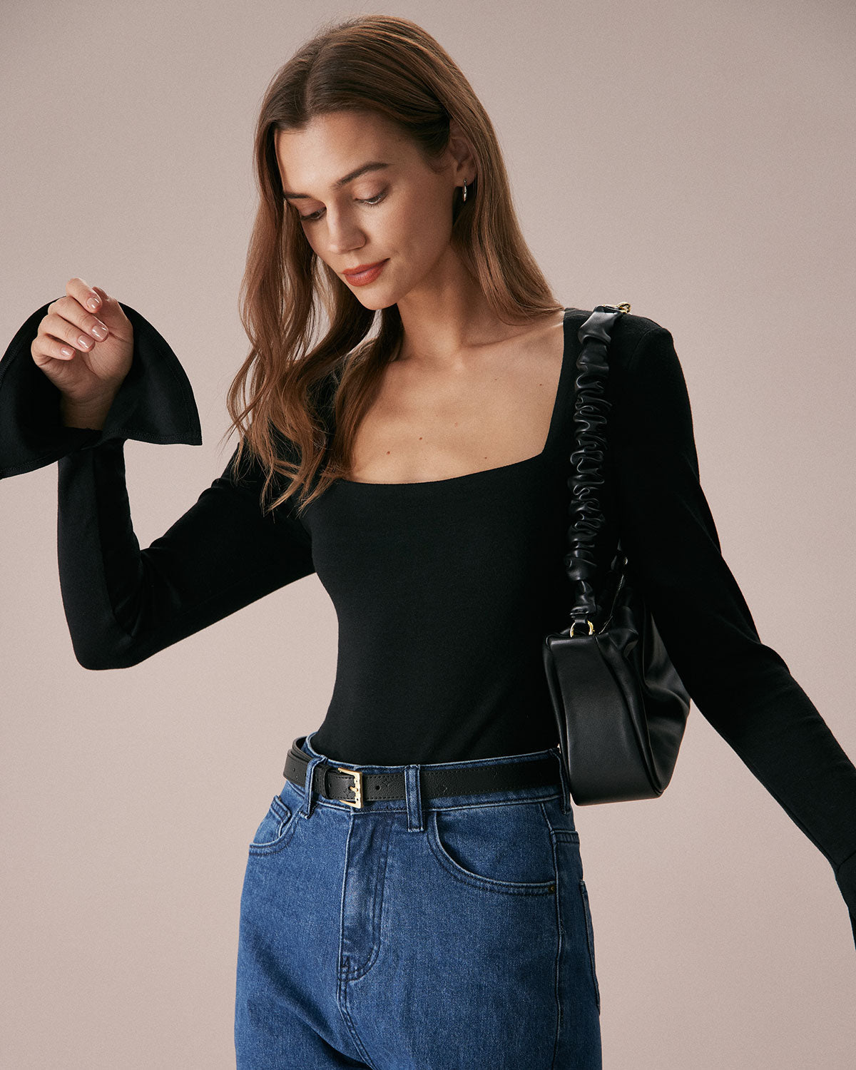 Siyah Kare Yaka Yırtmaçlı Flare Sleeve Tişört