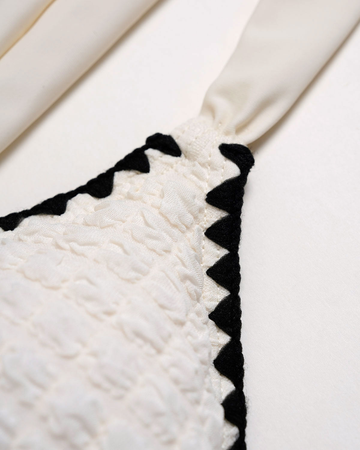 Beyaz Contrasting Üçgen Bikini Takımı